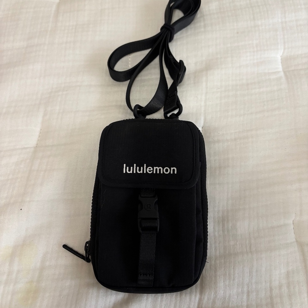 Lululemon Zip-Top Crossbody Bag in Black - Picture 2 of 4
